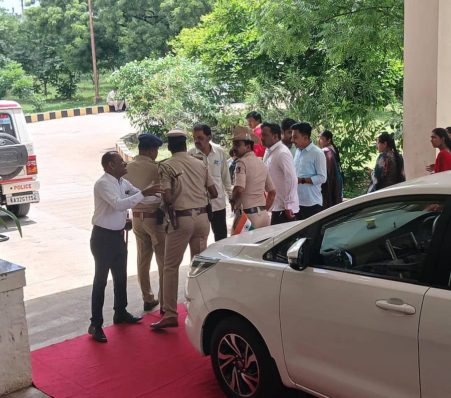 <div class="paragraphs"><p>ಗುಲಬರ್ಗಾ ವಿ.ವಿ. ಘಟಿಕೋತ್ಸವದಲ್ಲಿ ಭಾಗವಹಿಸಲು ಬಂದಿದ್ದ ಸಾರ್ವಜನಿಕರನ್ನು ಪೊಲೀಸರು ಗುರುತಿನ ಚೀಟಿ ಇಲ್ಲದ್ದಕ್ಕೆ ಹೊರಗೆ ಕಳಿಸಿದರು</p></div>